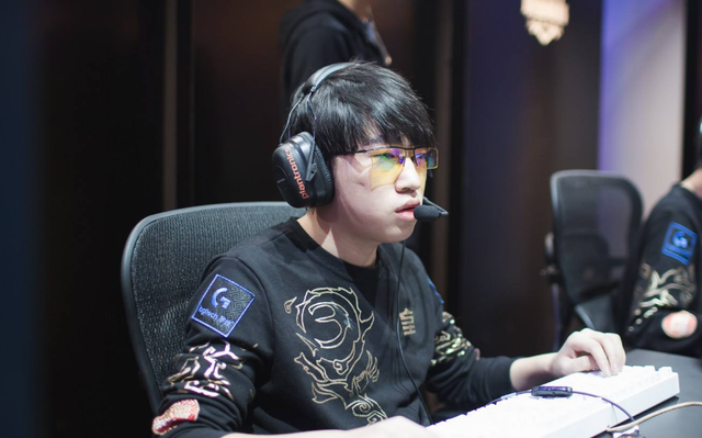 逐渐蜕变为 逐渐蜕变为